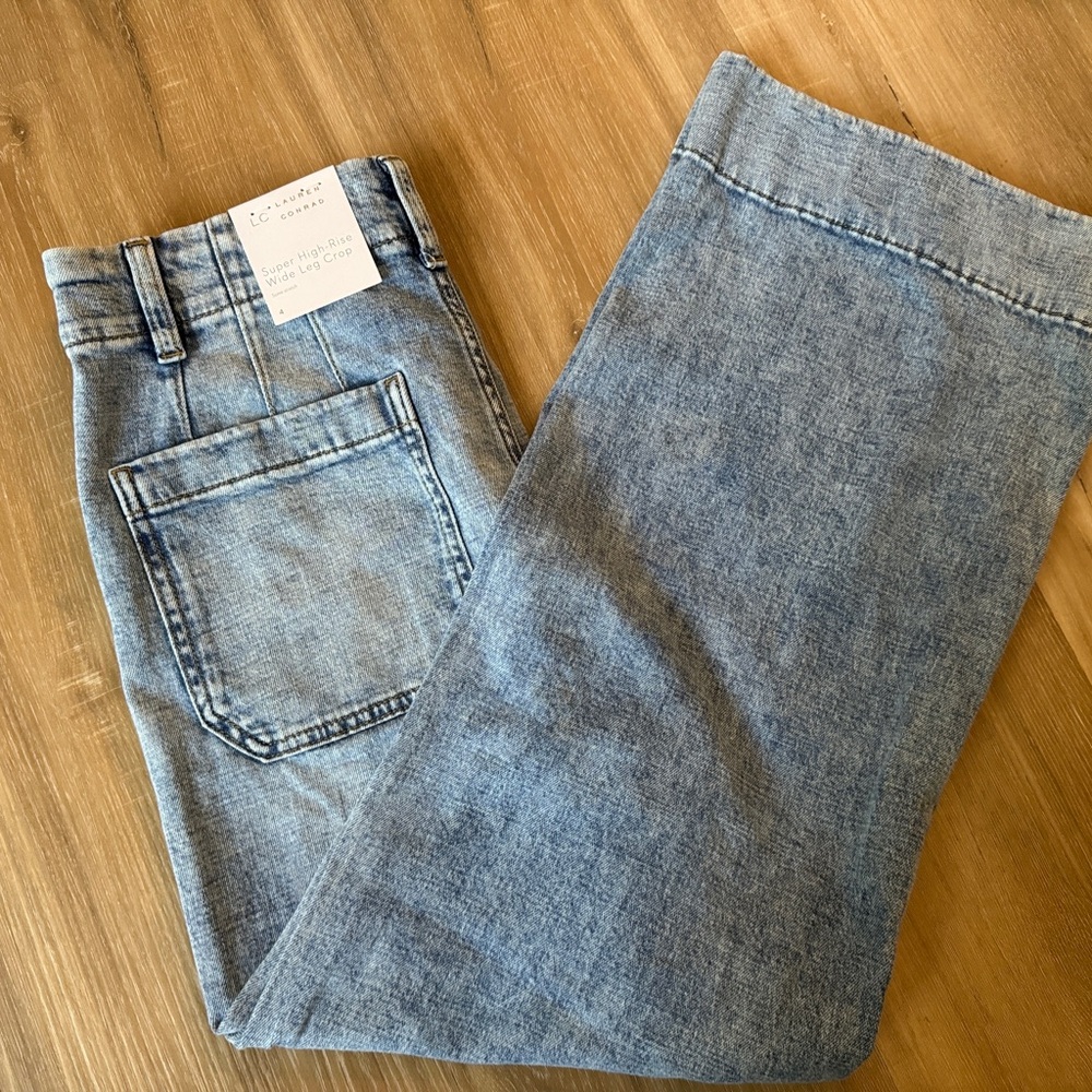 NWT LAUREN CONRAD JEANS
SUPER HIGH-RISE WIDE LEG CROP
SIZE 4